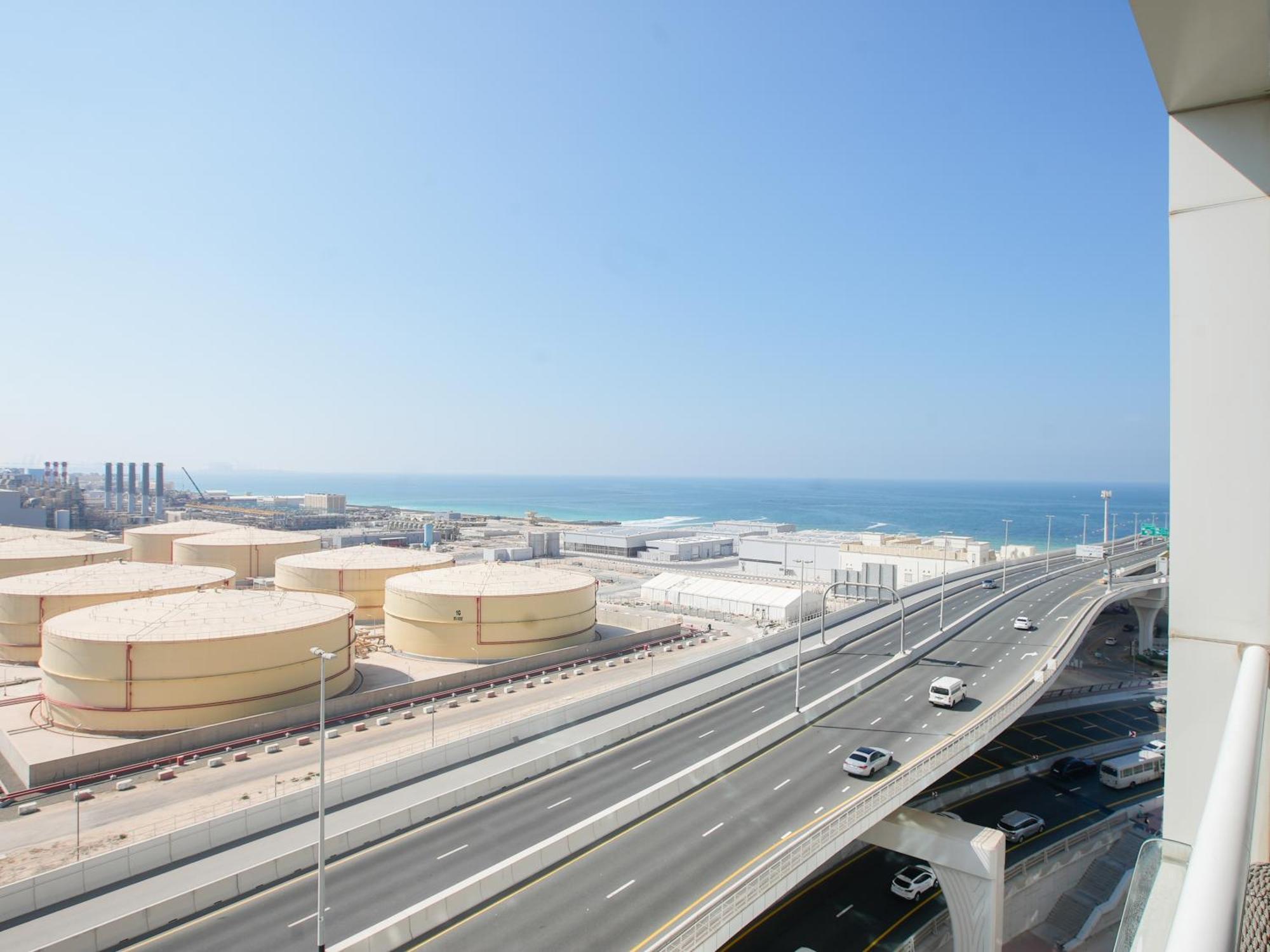 Modern Spacious 3-bedroom Maid's With Marina Views شقة