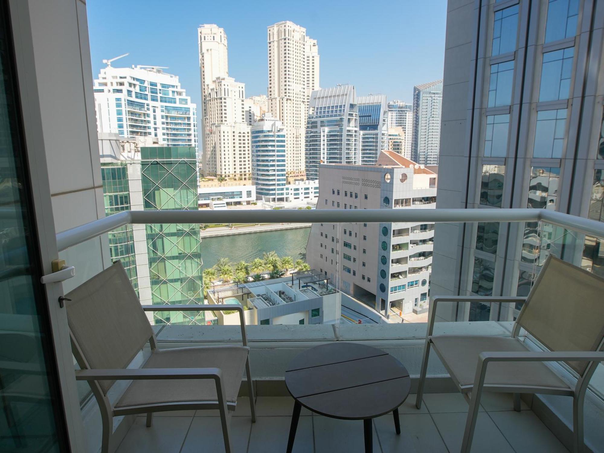 Modern Spacious 3-bedroom Maid's With Marina Views شقة