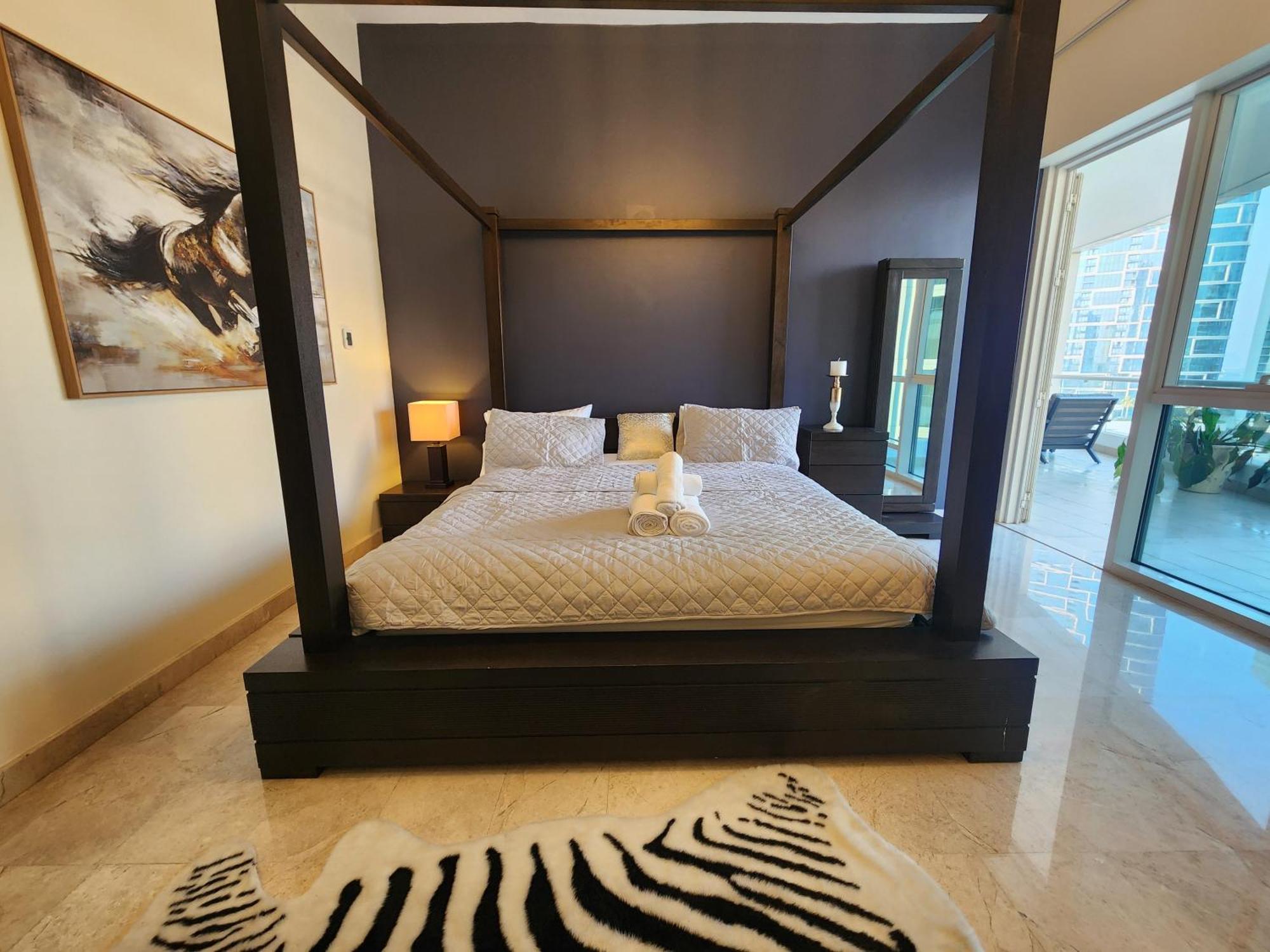 Modern Spacious 3-bedroom Maid's With Marina Views شقة