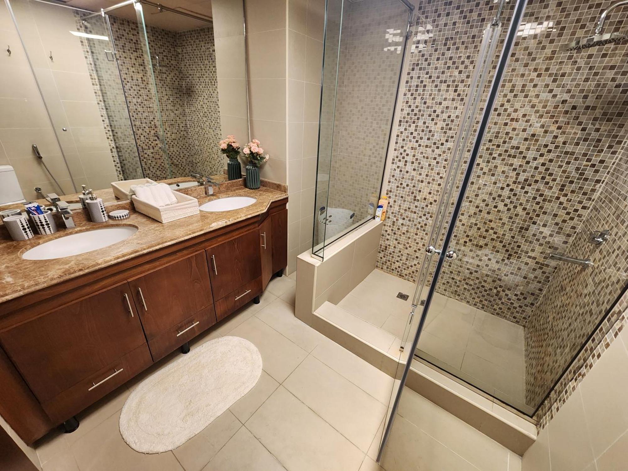 Modern Spacious 3-bedroom Maid's With Marina Views شقة دبي
